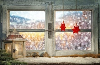White Snowflakes Holiday Window Web 500X311